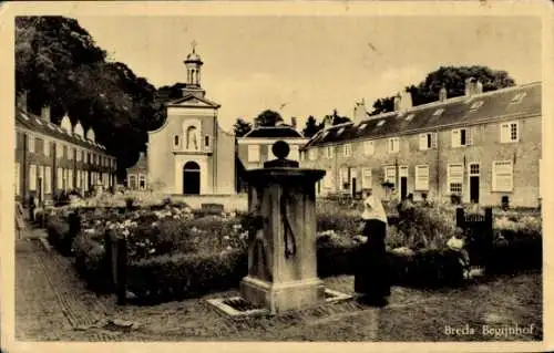 Ak Breda Nordbrabant Niederlande, Innenhof eines Beginenhofs mit einer Nonne im Vordergrund, i...