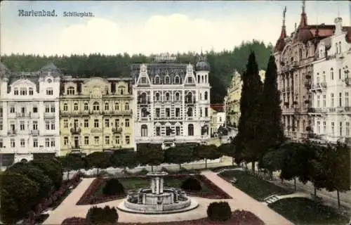 Ak Mariánské Lázně Marienbad Region Karlsbad, Schillerplatz, historische Gebäude, Brunnen, Bäu...