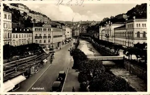 Ak Karlovy Vary Karlsbad Stadt, Stadtansicht  Fluss, Gebäude, Straßenansicht, Bäume