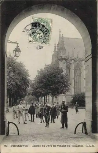 Ak Vincennes Val de Marne,  Eingang zum Fort, Polygone, historische Gebäude, Menschen