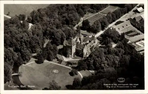 Ak Eslöf Eslöv Skåne län Schweden, Luftaufnahme von Trollenäs Slott, umgeben von Park, Wald