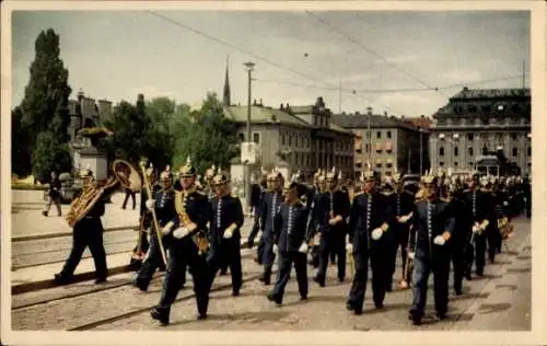 Ak Djurgården Stockholm Schweden, Parade der Soldaten, Royal Svea Life-guards, historische Uni...