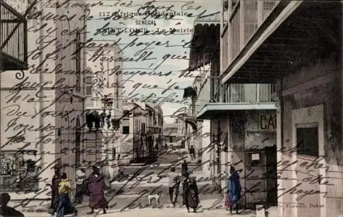 Ak Dakar Senegal, Straße in Dakar, Menschen, historische Architektur, bunte Gewänder