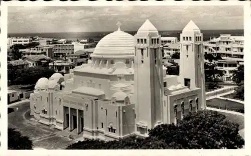 Ak Dakar Senegal, Blick auf die Kathedrale, historische Architektur, umgebende Stadtansicht, H...