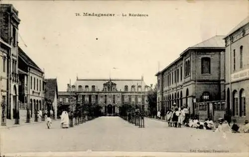 Ak Madagaskar Madagascar, Vorderansicht eines Gebäudes, Straßenansicht, Bäume, Menschen, histo...