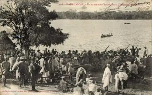 Ak Madagaskar Madagascar, Menschenmenge am Ufer, Boote auf dem Wasser, Naturlandschaft, Szene ...