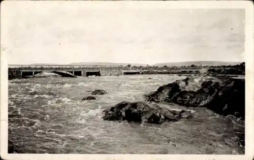 Ak Mali, Pont de Mahina, Flusslandschaft, Brücke, Felsen, Wolken, Schwarz-Weiß-Foto