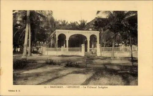 Ak Cotonou Dahomey Benin, Haus mit Säulen, umgeben von Palmen, Tribunal Indigène, Edition R.