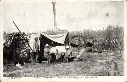 Ak Mweka DR Kongo Zaire, Lager mit Zelten, Männer in Uniform, natürliche Umgebung