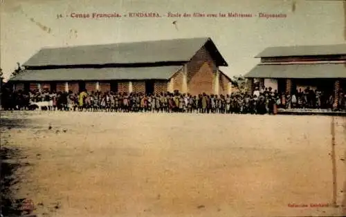 Ak Kindamba Republik Kongo Französisch Kongo, Schule für Mädchen, Gruppen von Mädchen, Gebäude...