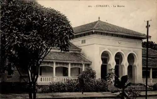 Ak Conakry Guinea, Das Rathaus von  Architektur mit Bäumen im Vordergrund