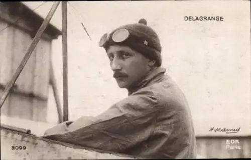 Ak Pilot Léon Delagrange im Flugzeug sitzend