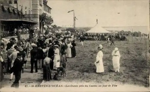 CPA Saint Brévin les Pins Loire Atlantique, Les Dunes près du Casino un jour de Fête