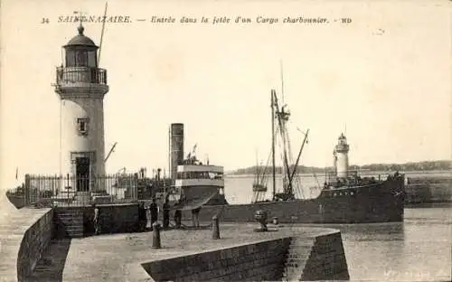 Ak Saint Nazaire Loire Atlantique, Leuchtturm, Schiff im Hafen, Pier, Cargo