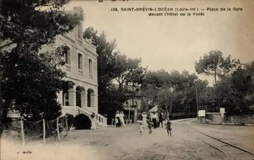 CPA Saint Brévin les Pins Loire Atlantique, Place de la Gare devant Hôtel de la Forêt