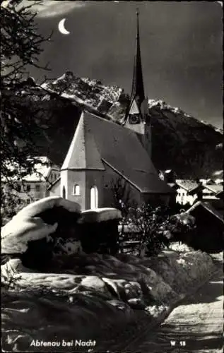 Ak Abtenau in Salzburg, Abtenau bei Nacht, Kirche, Berge, Laterne, Schnee, Mond