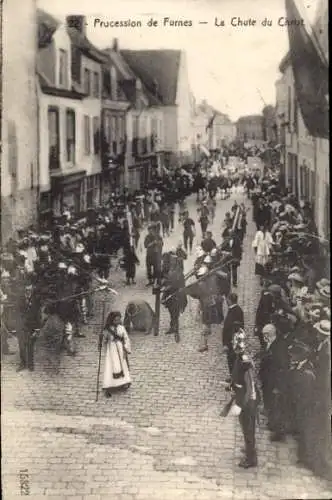 Ak Furnes Veurne Westflandern, Prozession, La Chute du Christ, Menschenmengen, traditionelle Klei