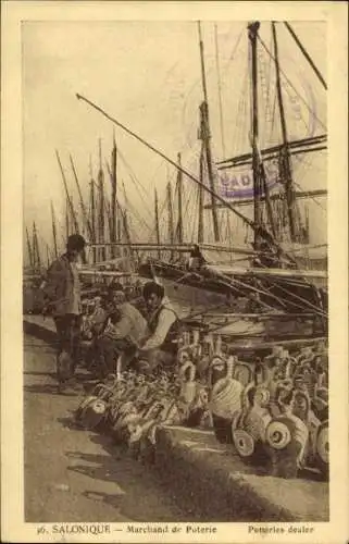 Ak Salonique Saloniki Thessaloniki Griechenland, Händler mit Töpferwaren, Schiffe im Hintergrund,