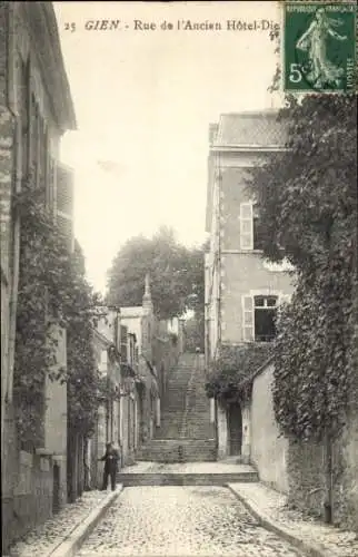 Ak Gien Loiret, Straße mit Kopfsteinpflaster, alte Gebäude, Geländer, Treppe