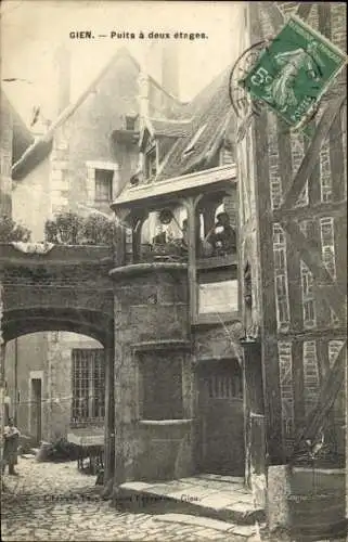Ak Gien Loiret, Puits à deux étages, ältere Architektur, Straßenszene, Menschen im Hintergrund