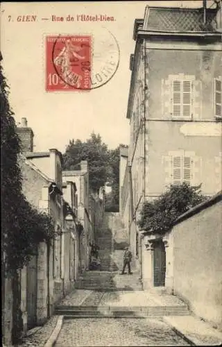 Ak Gien Loiret, Straße mit Treppe, Gebäude, Personen
