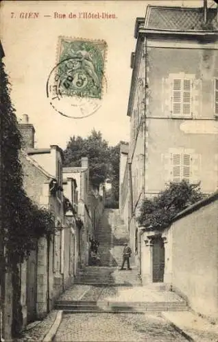 Ak Gien Loiret, Straße Rue de l'Hôtel-Dieu, Architektur, Treppe, Personen