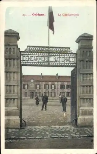 Ak Orléans Loiret, Eingang zur Gendarmerie, französische Flagge, Gebäude im Hintergrund