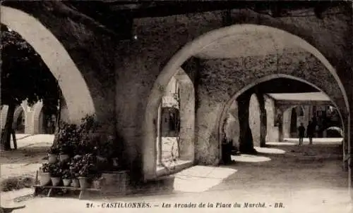Ak Castillonnès Lot et Garonne, Arcaden, Platz des Marktes,  Architektur, Pflanzen am Boden