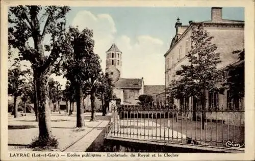 CPA Layrac Lot et Garonne, Ecoles publiques Esplanade du Royal et le Clocher