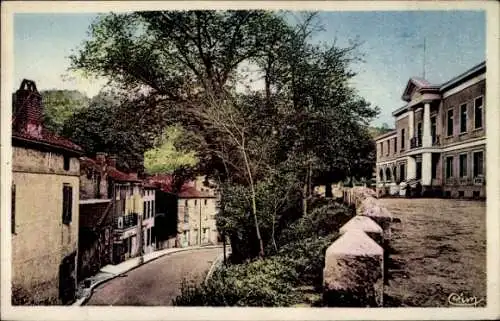 Ak Fumel Lot et Garonne, Blick auf eine Straße, Bäume, Gebäude und eine Fassade