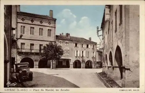 CPA Layrac Lot et Garonne, Place du Marché, les Arcades