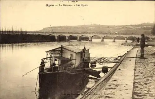 Ak Agen Lot et Garonne, La Garonne, Les Quais, Brücke im Hintergrund, Boot am Ufer