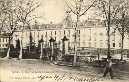 Ak Agen Lot et Garonne, Nouveau Lycée de Garçons, Straße mit Bäumen, Schwarz-Weiß-Foto