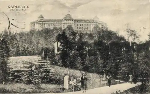 Ak Karlsbad in Baden, Hotel Imperial, Parklandschaft, Menschen, Bäume,  Architektur