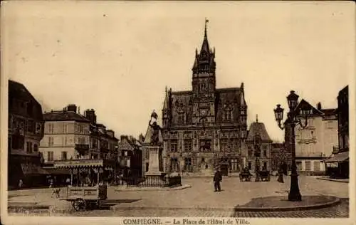 Ak Compiègne Oise, La Place de l'Hotel de Ville