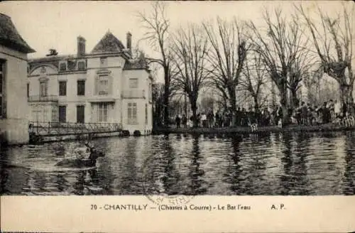Ak Chantilly Oise, Haus am Wasser, Bäume, Menschenmenge, Historische Aufnahme
