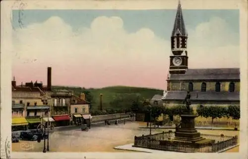 Ak Le Creusot Saône et Loire, Stadtplatz mit Kirche, Uhrturm, Denkmal und Häusern,  Atmosphäre