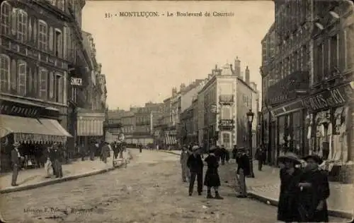 Ak Montluçon Allier, Blick auf den Boulevard de Courtais,  Architektur, Menschen auf der Straße