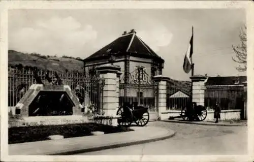 Ak Évreux Eure, Eingang zum Quartier der 7. Jäger, Monument aux Morts, französische Flagge, Gebäu