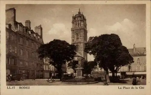 Ak Rodez Aveyron, Platz mit Statue, hohe Turmgebäude, Bäume, Stadtbild