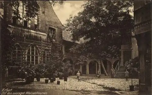 Ak Erfurt in Thüringen, Innenhof des evangelischen Waisenhauses,  Architektur, Bäume, Personen