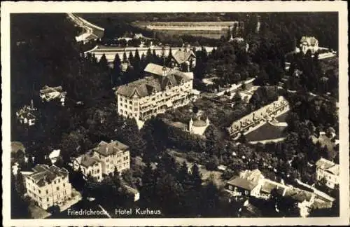 Ak Friedrichroda im Thüringer Wald, Luftaufnahme, Hotel Kurhaus, Umgebung mit Bäumen, Gebäude, Ga