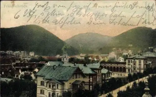 Ak Friedrichroda im Thüringer Wald, Stadtansicht mit Häusern, Bergen im Hintergrund, handschriftl
