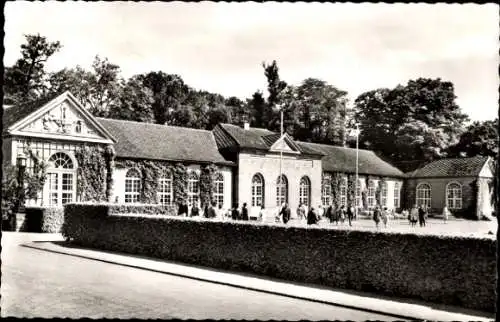 Ak Bad Driburg in Westfalen, Trink- und Wandelhalle, viele Menschen, Bäume, schöne Architektur