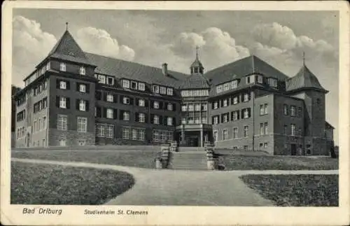 Ak Bad Driburg in Westfalen, Studienheim St. Clemens, große Gebäudeanlage, Treppe, Wolkenhimmel