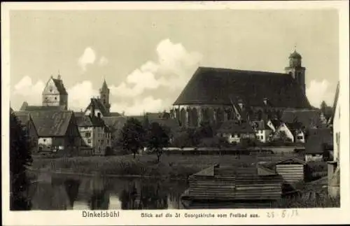 Ak Dinkelsbühl in Mittelfranken, St. Georgskirche vom Freibad aus