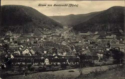Ak Lambrecht in der Pfalz, Ansicht von Lambrecht mit Gebäuden, Hügeln, Wald