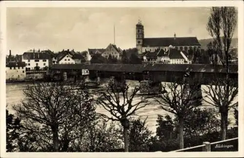 Ak Bad Säckingen am Hochrhein, Brücke über Fluss, Kirche im Hintergrund, Bäume im Vordergrund