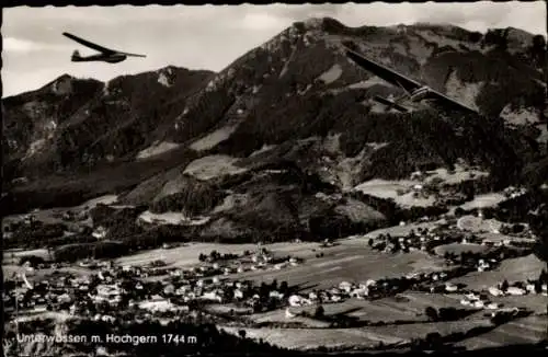Ak Unterwössen in Oberbayern, Luftaufnahme von  Gebirge, zwei fliegende Segelflugzeuge