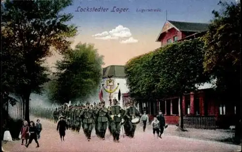 Ak Lockstedt in Holstein, Lockstedter Lager, Soldatenparade, Straße, Bäume,  Architektur